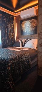 Un pat sau paturi într-o cameră la Apartament CZARNA PERŁA SPA +24 fotografii