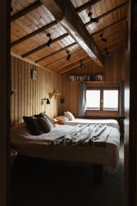 Postel nebo postele na pokoji v ubytování Chalet Châtaigne - Shared Catered Chalet + 37 fotografií