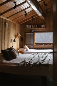 Postel nebo postele na pokoji v ubytování Chalet Châtaigne - Shared Catered Chalet
