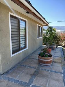 a patio outside of a house with a window at Casa Interior en La Cruz Quillota in Quillota +8 photos