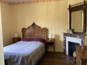 Ένα ή περισσότερα κρεβάτια σε δωμάτιο στο Maison de caractère au bord du canal du Nivernais