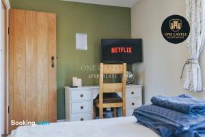 Postel nebo postele na pokoji v ubytování Exclusive Deals l Last-Minute Specials l Free Parking I Short term Booking l Garden I Sleeps Up to 6 l 3 Bed & 2 Bath I One Castle Apartments Short-lets and Serviced Accommodation + 33 fotografií