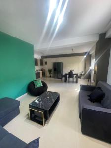 un soggiorno con due divani e un tavolo di Apartments Paradiso Verde a Eretria