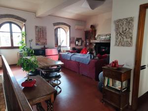 a living room with a couch and a table at Locazione Gattapone 1A in Gubbio