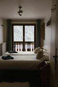 Postel nebo postele na pokoji v ubytování Chalet Châtaigne - Shared Catered Chalet