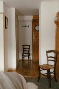 Posezení v ubytování Chalet Châtaigne - Shared Catered Chalet
