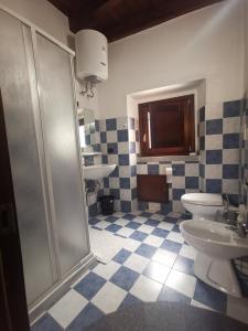 Ένα μπάνιο στο La taverna del gufo bed & breakfast