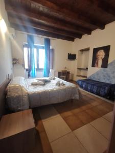 Ένα ή περισσότερα κρεβάτια σε δωμάτιο στο La taverna del gufo bed & breakfast