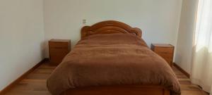a bed in a room with two dressers in a bedroom at Bonito y cómodo ideal para trabajar in La Paz