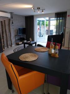 Et opholdsområde på Vakantiehuisje gelegen op een kattensprong van Veerse Meer en Noordzee!