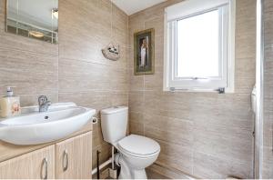 een badkamer met toilet en wastafel bij The Bee's Knees in Mundesley