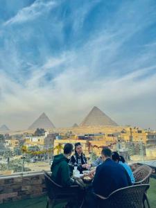 Üldine mäevaade või majutusasutusest Midnight Pyramids View pildistatud vaade