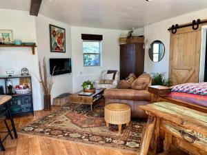 Prickly Pear Unique Studio with bathroom built into the Granite boulders, Amazing Views, Front & back porches, Firepit,Dog friendly的休息区