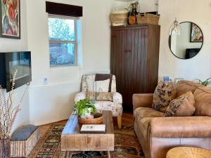 Prickly Pear Unique Studio with bathroom built into the Granite boulders, Amazing Views, Front & back porches, Firepit,Dog friendly的休息区