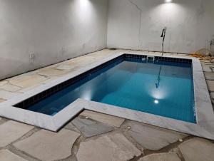 Bazén v ubytování Hospedagem Casa estrada real Paraty nebo v jeho okolí