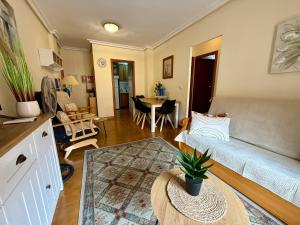 un salon avec un canapé et une table dans l'établissement MARESOL - apartment close to the beach and restaurants, à San Pedro del Pinatar 7 autres photos