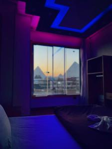 Voodi või voodid majutusasutuse Midnight Pyramids View toas