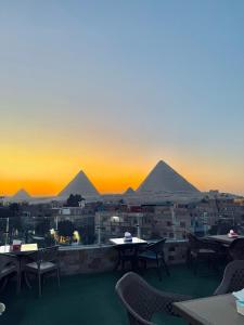 Üldine mäevaade või majutusasutusest Midnight Pyramids View pildistatud vaade