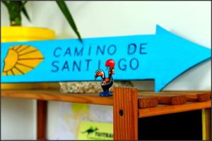 a sign on a wooden shelf with a chicken on it at O Refuxio de la Jerezana in Redondela