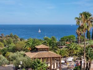 un gazebo con barca a vela nell'oceano di CAP ESTEREL AGAY SAINT RAPHAEL VUE MER Studio 4 personnes chez Evelyne a Saint-Raphaël