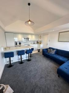 Кухня или мини-кухня в Herne Bay Penthouse Breathtaking Sea & Pier Views!
