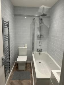 Ванная комната в Herne Bay Penthouse Breathtaking Sea & Pier Views!