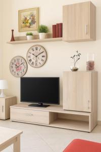 TV a/nebo společenská místnost v ubytování Small Home in Nea Kallikratia + 8 fotografií