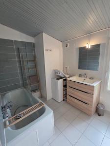 a small bathroom with a sink and a tub at Maison à Aix-en-Provence avec grand jardin in Aix-en-Provence +6 photos