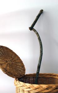 a twig in a wicker basket at O Refuxio de la Jerezana in Redondela