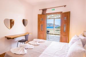 Postel nebo postele na pokoji v ubytování Enalia Suites