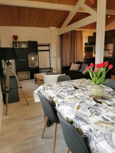 MontremにあるLe chalet de fayolleの花が飾られたテーブルのあるリビングルーム