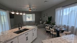 Φωτογραφία από το άλμπουμ του Spacious 5 BD Luxury Getaway Near Westgate σε Γκλέντεϊλ +19 φωτογραφίες