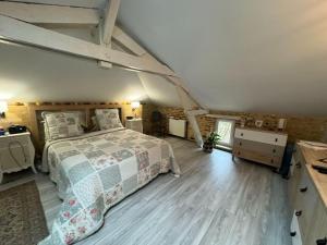 a bedroom with a bed in a attic at Domaine La Buissière Duravel "La Maison" Piscine privative in Duravel