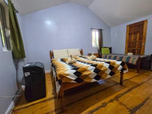 ホプキンズにあるCotton Tree Cabin at Freshwater Creek Cabanasの部屋にベッドが2つある寝室