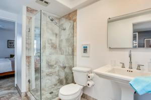 ein Badezimmer mit Dusche, Toilette und Waschbecken in der Unterkunft The Miramonte Bungalow in Palm Springs + 14 Fotos