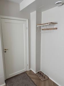 una habitación con una puerta y un par de zapatos en Short stay in the city center with free parking, en Tampere 7 fotos más