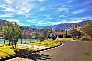 eine Straße in einer Stadt mit Bergen im Hintergrund in der Unterkunft The Miramonte Bungalow in Palm Springs