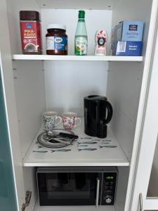 una cocina con fogones con dos tazas. en Short stay in the city center with free parking, en Tampere