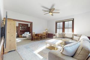 un soggiorno con un divano e un ventilatore a soffitto di Big River Lodge a Mendocino