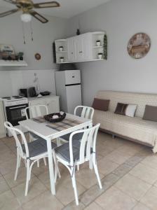 Kuchyň nebo kuchyňský kout v ubytování Myrties House + 19 fotografií