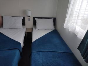 Dos camas una al lado de la otra en una habitación. en Argeles Mobil'holidays del mar camping 222, en Argelès-sur-Mer