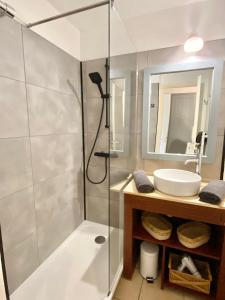 Ένα μπάνιο στο BISCARROSSE Charmant T2 Au cœur du Golf avec piscine Entre Lac & Océan - Ménage inclus +27 φωτογραφίες