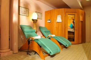 a waiting room with green and orange chairs at La Bocchetta Romantic Spa Hotel e Ristorante in Conco