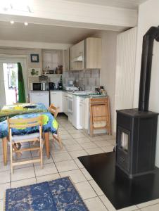 Η κουζίνα ή μικρή κουζίνα στο Doubs Séjour - Maison de vacances