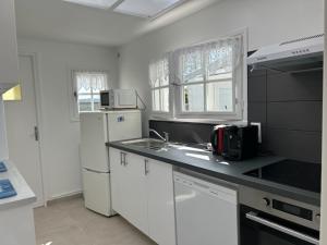 Kuchyň nebo kuchyňský kout v ubytování La maison de Ja