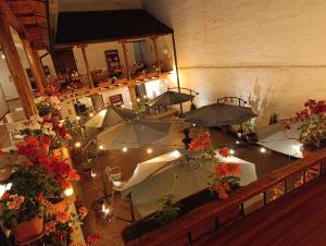 una vista panoramica su un ristorante con tavoli e ombrelloni di Casona Tobar Hotel a Quito