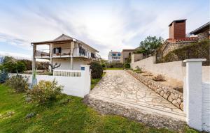 een huis met een wit hek en een loopbrug bij Nice Home In Razanac With Wifi in Ražanac