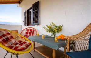 een tafel en stoelen op een patio met een tafel en stoelen bij Nice Home In Razanac With Wifi in Ražanac +27 foto's