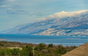 uitzicht op een groot waterlichaam met bergen bij Nice Home In Razanac With Wifi in Ražanac