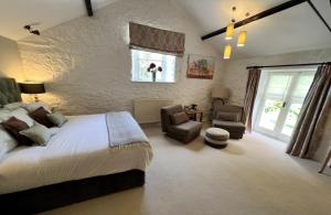 Ein Bett oder Betten in einem Zimmer der Unterkunft Ravenstone Lodge Country House Hotel
